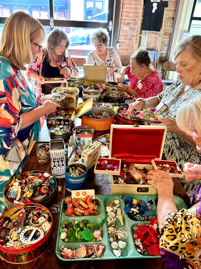 Nov 22, 2025 / 7pm-10pm - Broken Jewelry Kitschmas Trees Workshop