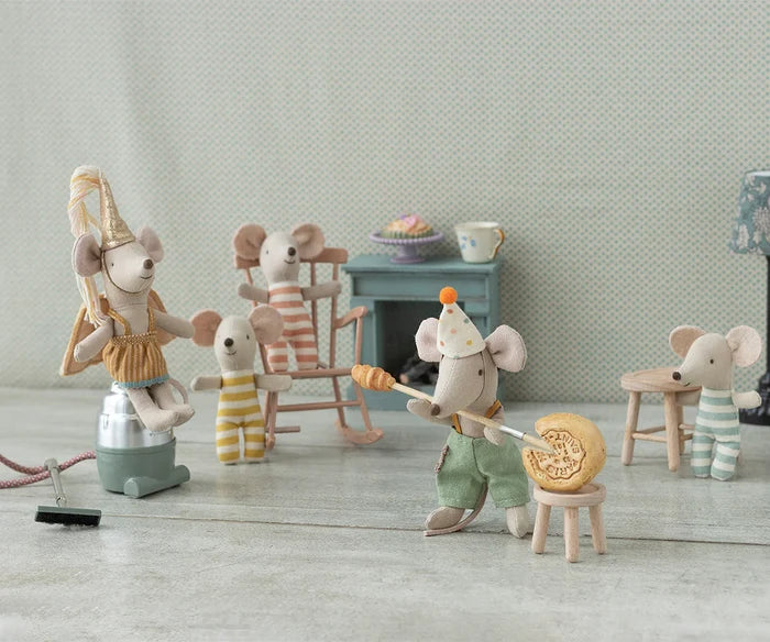 Maileg - Clothes For Mouse - Clown Clothes In Suitcase - Lifestyle Cut