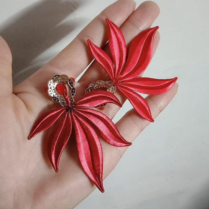 Handmade Thread-Wrapped Goldfish Brooch - Artisanal Chanhua Jewelry