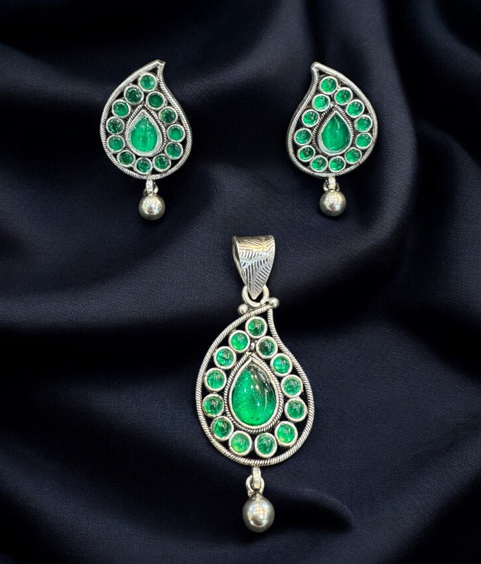 The Maavu Silver Green Kemp Mango Pendant & Earrings
