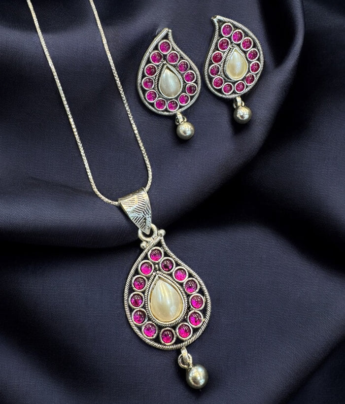 The Maavu Silver Pearl/Kemp  Mango Pendant & Earrings