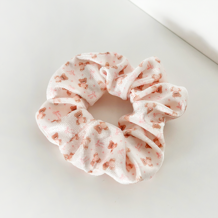 White scrunchie with small brown teddy bears and pink bows pattern.
